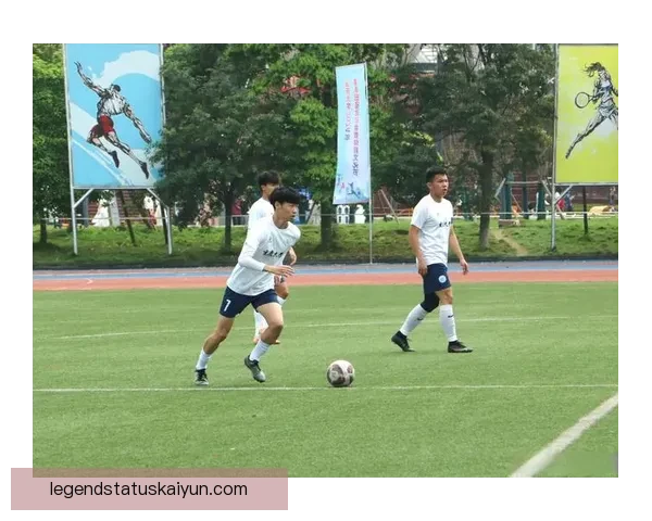 足球赛场风云不断，各队表现持续提升备受关注